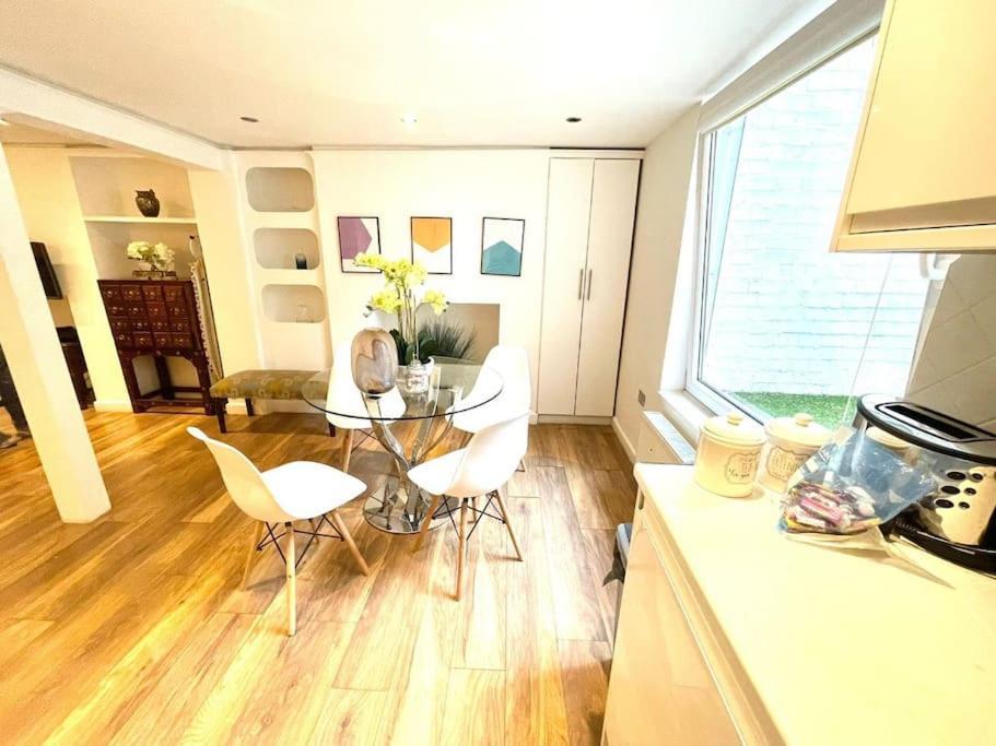 Historical Building / Cozy Basement Apt / Central CBG Exterior foto