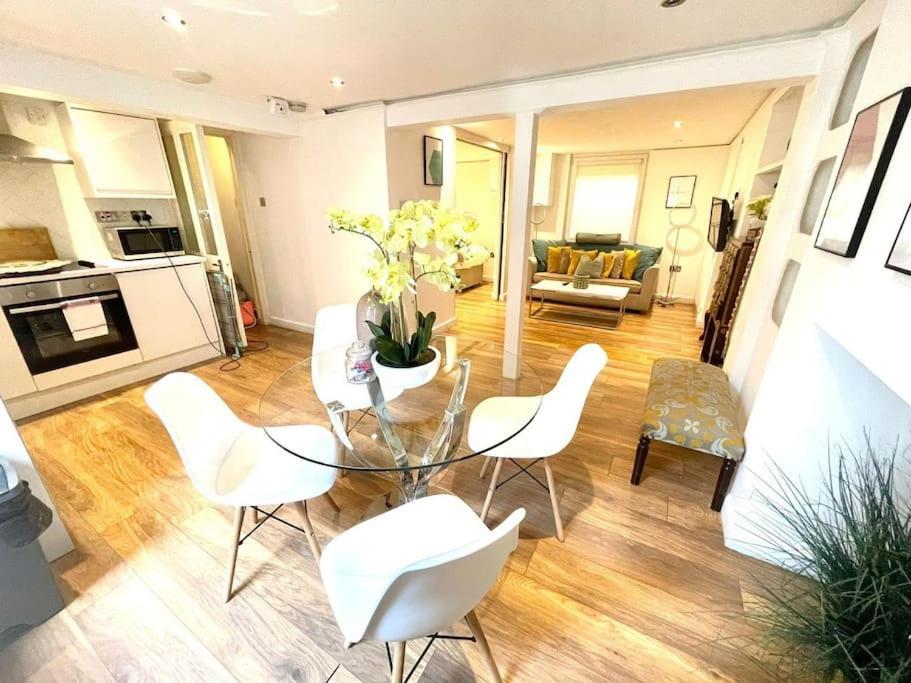 Historical Building / Cozy Basement Apt / Central CBG Exterior foto