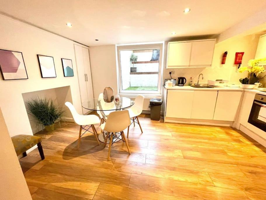 Historical Building / Cozy Basement Apt / Central CBG Exterior foto